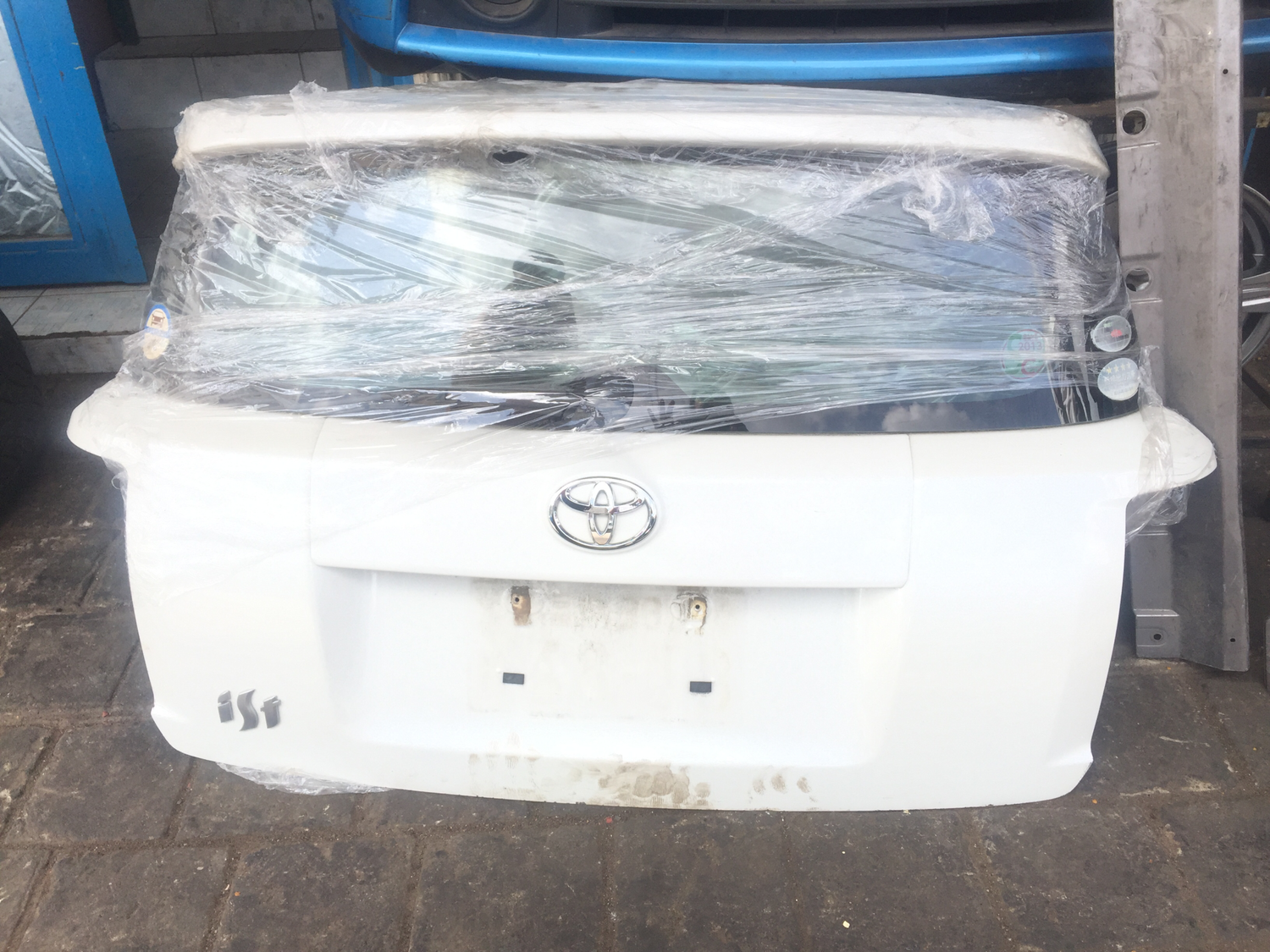 Toyota ist boot door!